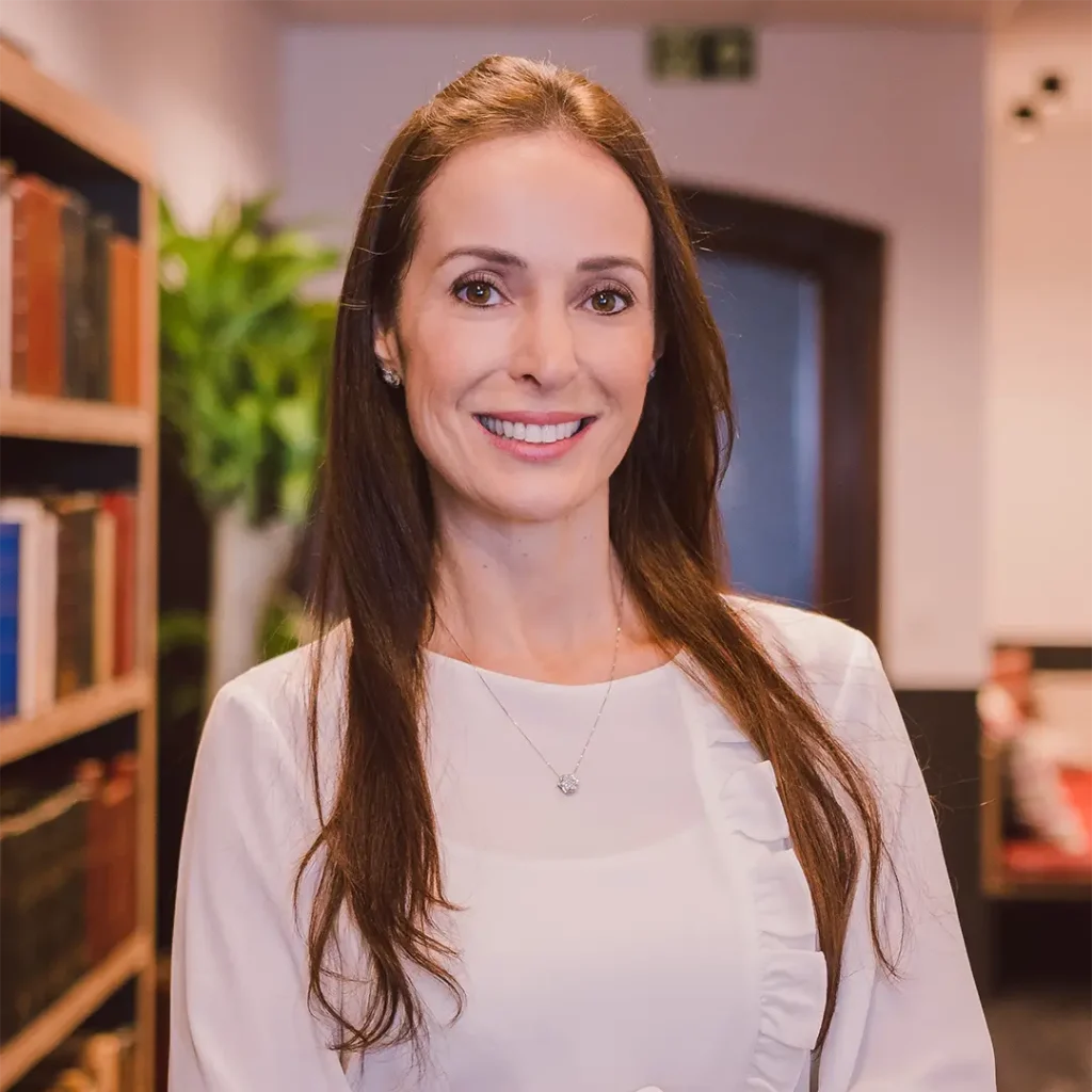 Gabriela Dornelles Advogada – Sócia – Eichenberg Lobato Abreu Advogados Especialista em Direito Imobiliário