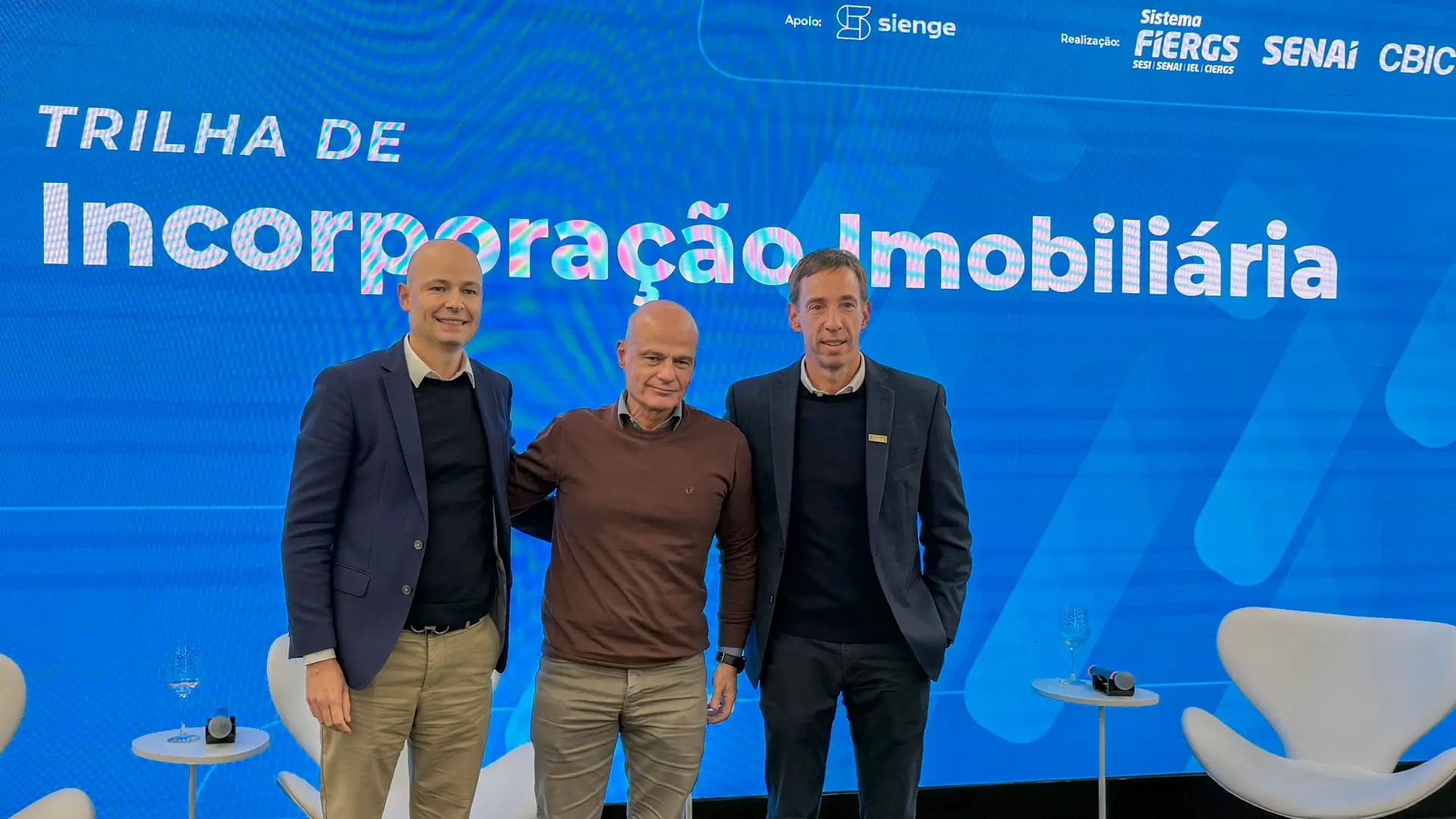 Claudio Teitelbaum, Marcelo Guedes e Rodrigo Moraes Martins durante debate sobre ciclo imobiliário, funding e expansão no Encontro CBIC Sul 2026
